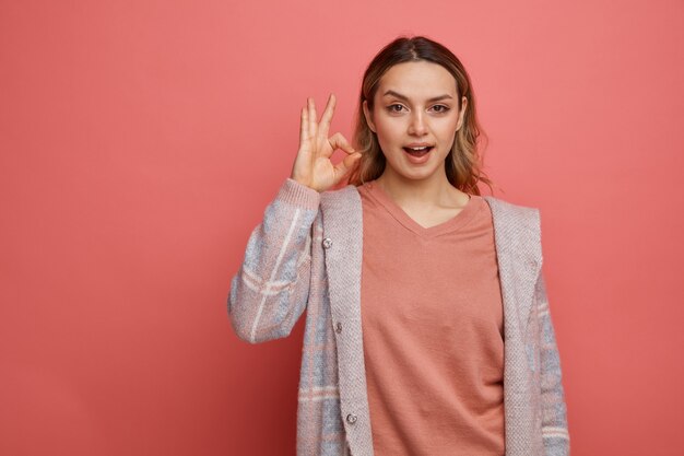 Chica joven emocionada haciendo el signo de ok