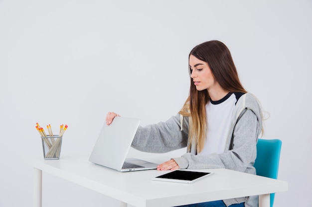 Chica joven empezando el trabajo