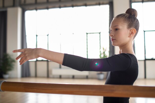 Chica joven entrenando en gimnasia