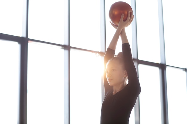 Foto gratuita chica joven entrenando en gimnasia