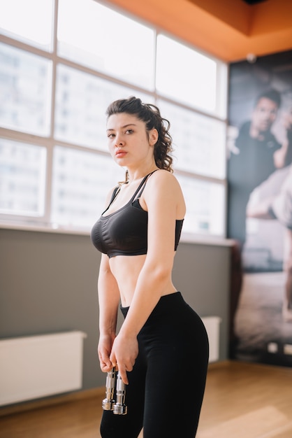 Chica joven entrenando en el gimnasio