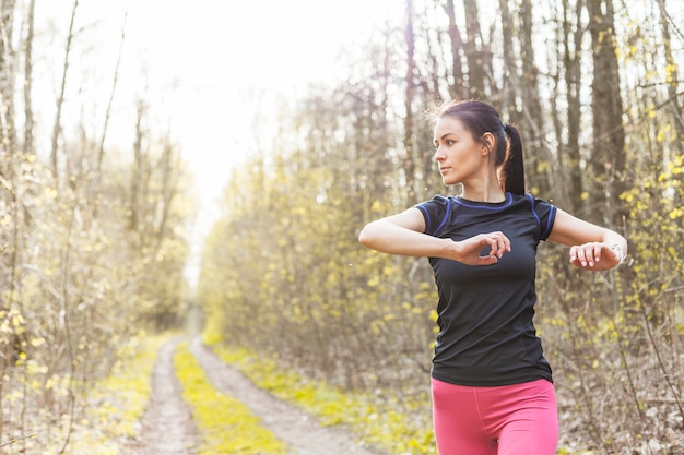 Foto gratuita chica joven estirando en la naturaleza