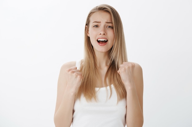 Chica joven expresiva con cabello rubio