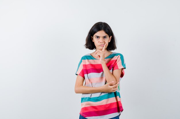 Chica joven expresiva posando en el estudio