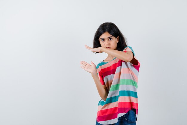 Chica joven expresiva posando en el estudio