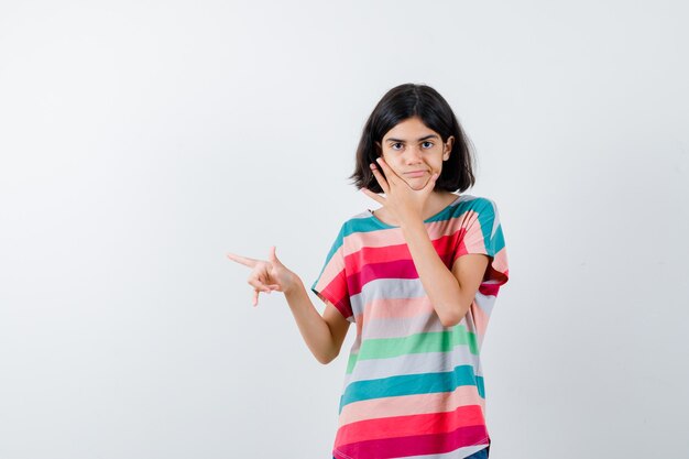 Chica joven expresiva posando en el estudio