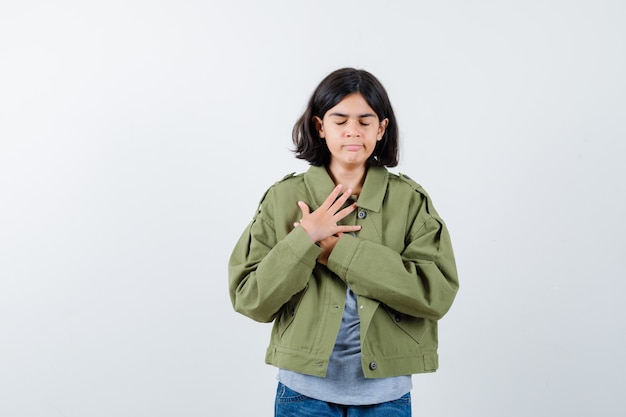 Chica joven expresiva posando en el estudio