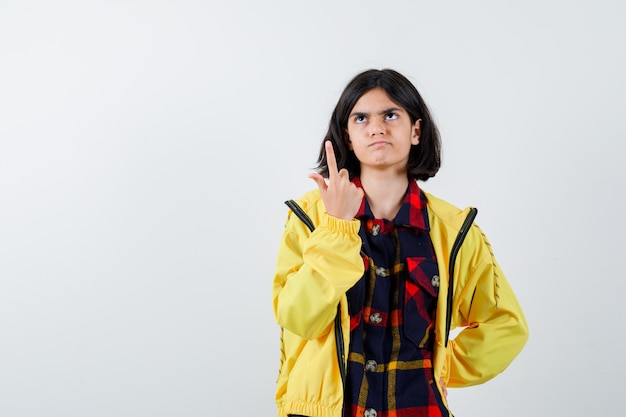 Chica joven expresiva posando en el estudio