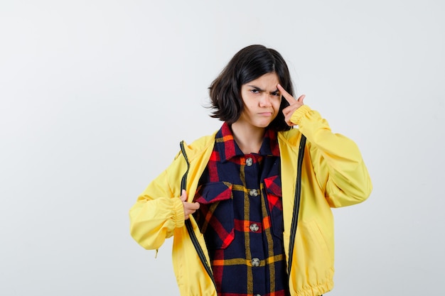 Foto gratuita chica joven expresiva posando en el estudio