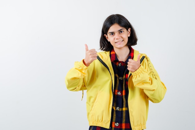 Chica joven expresiva posando en el estudio