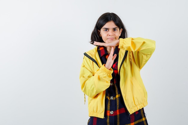 Chica joven expresiva posando en el estudio