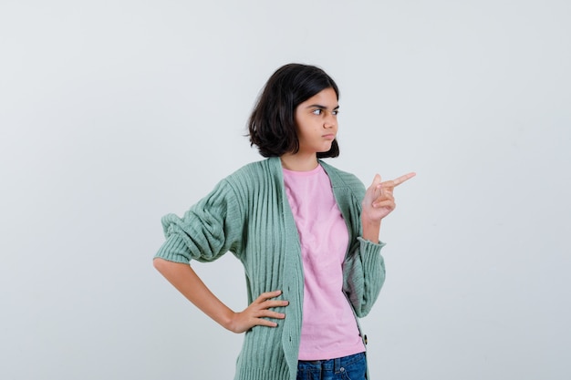 Chica joven expresiva posando en el estudio