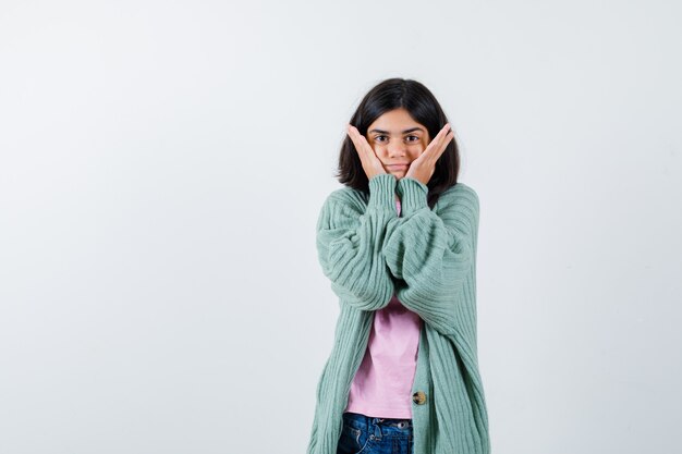 Chica joven expresiva posando en el estudio