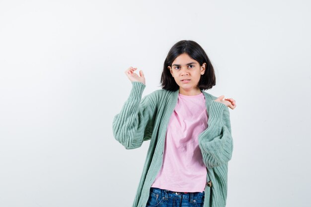 Chica joven expresiva posando en el estudio