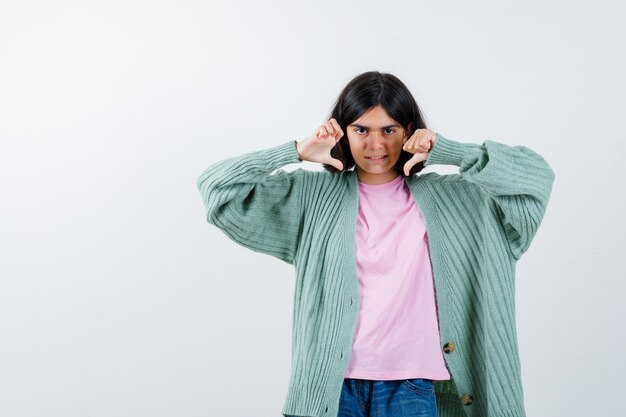 Chica joven expresiva posando en el estudio