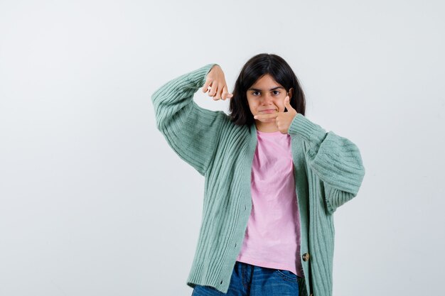 Chica joven expresiva posando en el estudio