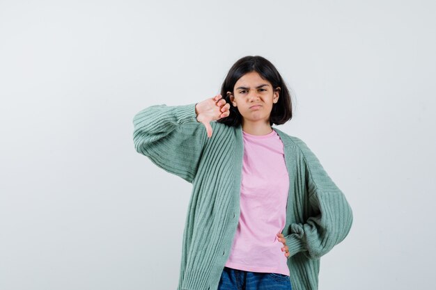 Chica joven expresiva posando en el estudio