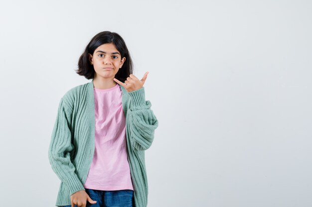 Chica joven expresiva posando en el estudio