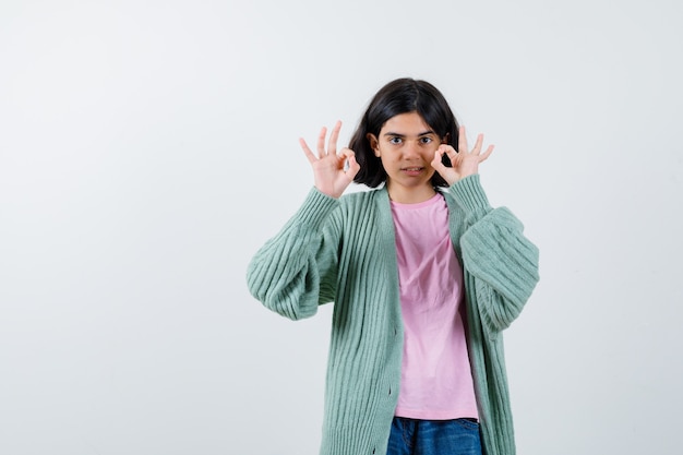 Chica joven expresiva posando en el estudio