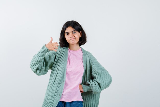 Chica joven expresiva posando en el estudio