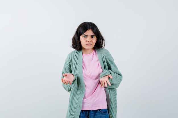 Foto gratuita chica joven expresiva posando en el estudio