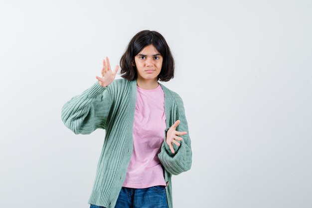 Chica joven expresiva posando en el estudio