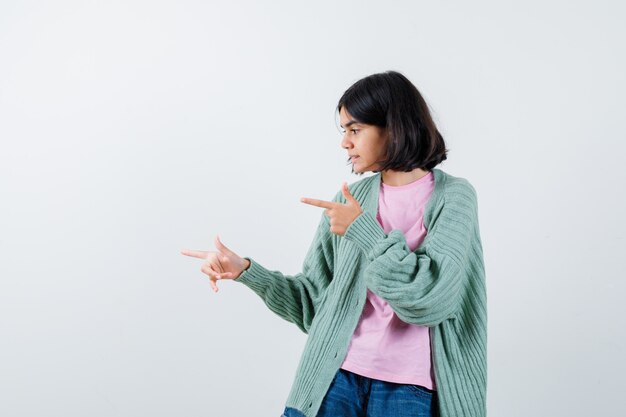 Chica joven expresiva posando en el estudio