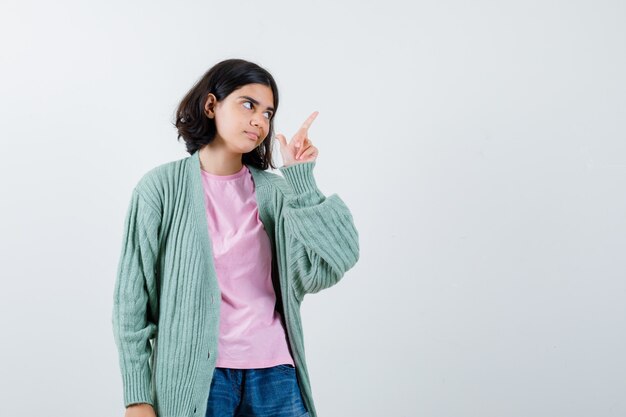 Chica joven expresiva posando en el estudio