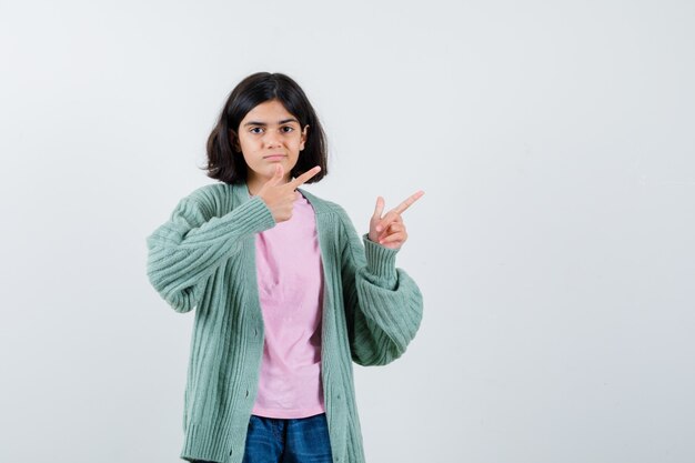 Chica joven expresiva posando en el estudio