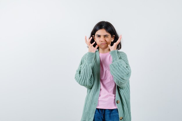 Chica joven expresiva posando en el estudio