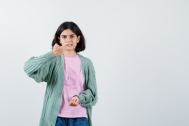 Chica joven expresiva posando en el estudio