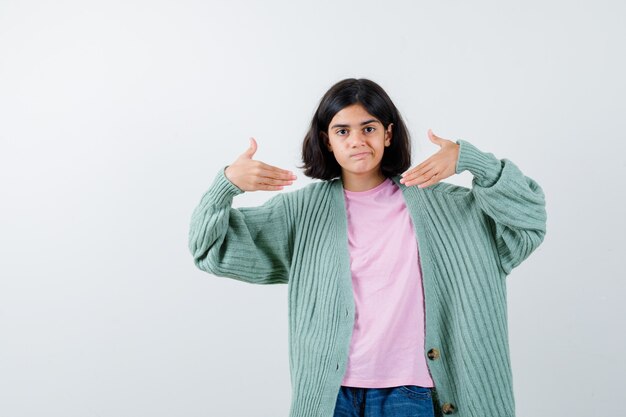 Chica joven expresiva posando en el estudio