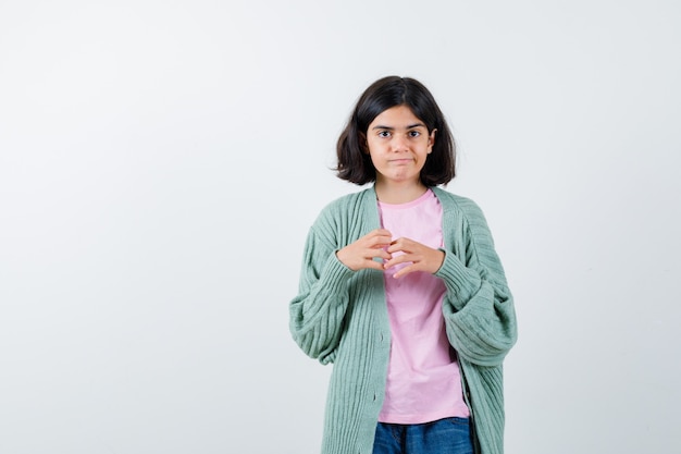 Chica joven expresiva posando en el estudio