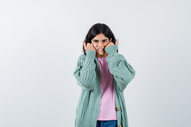 Chica joven expresiva posando en el estudio