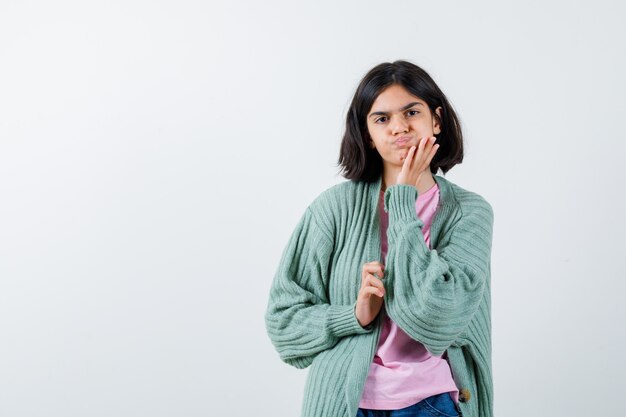 Chica joven expresiva posando en el estudio