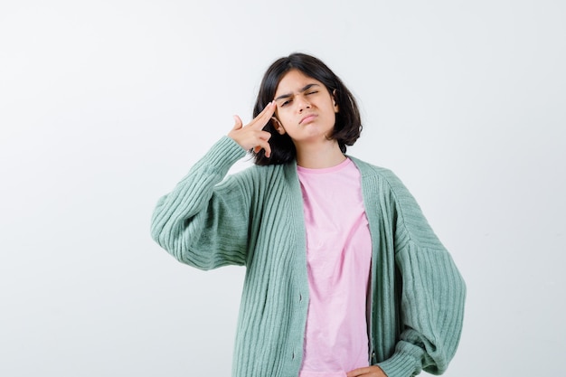 Chica joven expresiva posando en el estudio