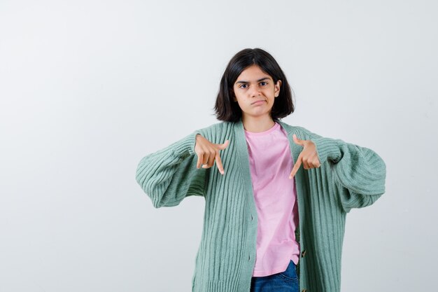 Chica joven expresiva posando en el estudio