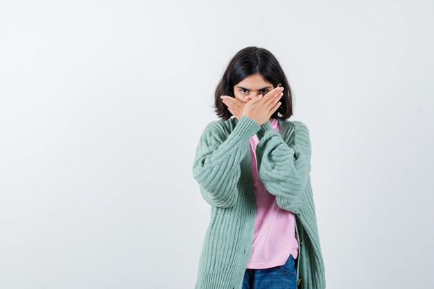 Chica joven expresiva posando en el estudio