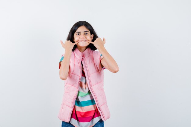 Chica joven expresiva posando en el estudio