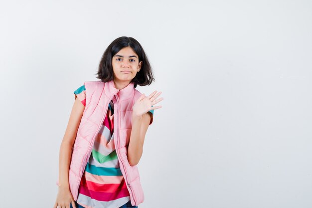 Chica joven expresiva posando en el estudio