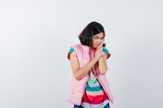 Chica joven expresiva posando en el estudio