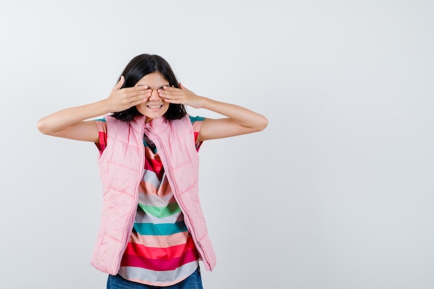 Chica joven expresiva posando en el estudio