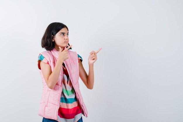 Chica joven expresiva posando en el estudio