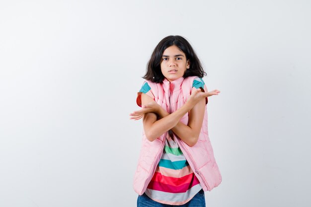 Chica joven expresiva posando en el estudio