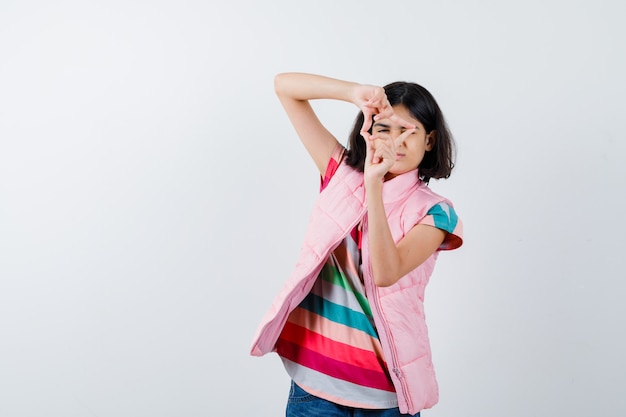 Chica joven expresiva posando en el estudio