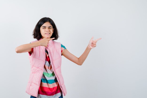 Chica joven expresiva posando en el estudio