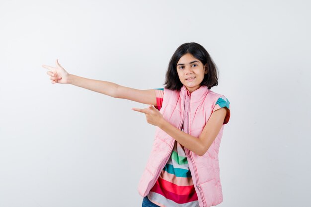 Chica joven expresiva posando en el estudio