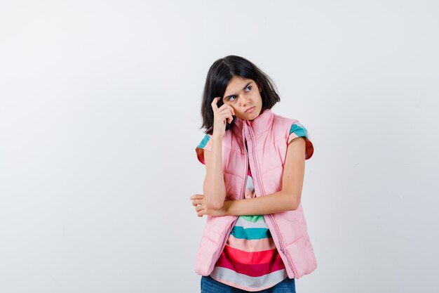 Chica joven expresiva posando en el estudio