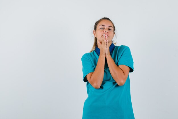 Chica joven expresiva posando en el estudio