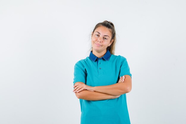 Chica joven expresiva posando en el estudio